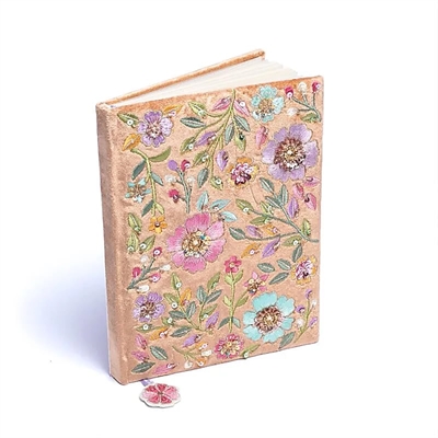 Notesbog i beige fløjl med blomster motiv - 20 x 15 cm