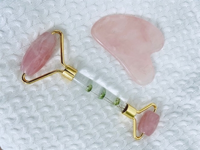 Ansigts massage sæt Rose quartz med blomster roller og Gua Sha  