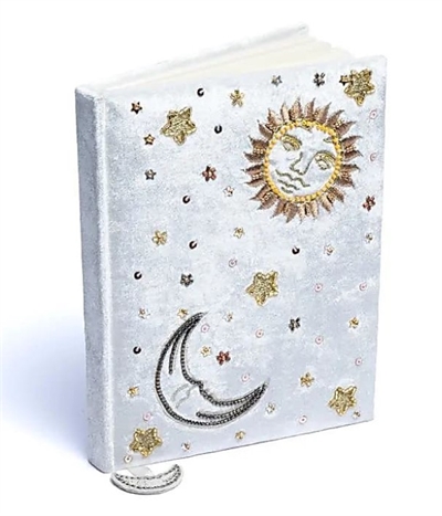 Notesbog i fløjlshvid med sol og måne - 20 x 15 cm 
